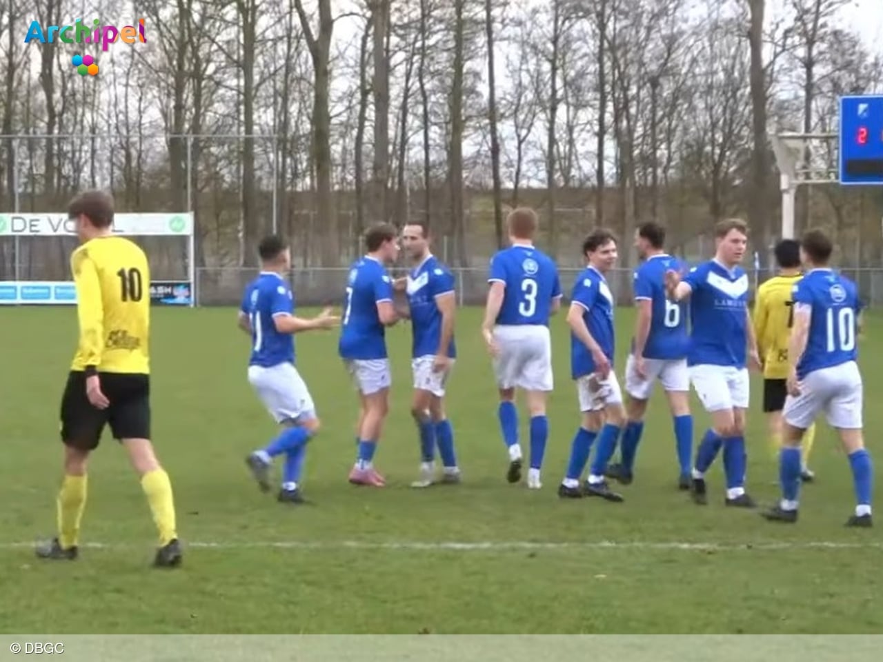 Blauw-witten domineren en blijven in het spoor van koploper