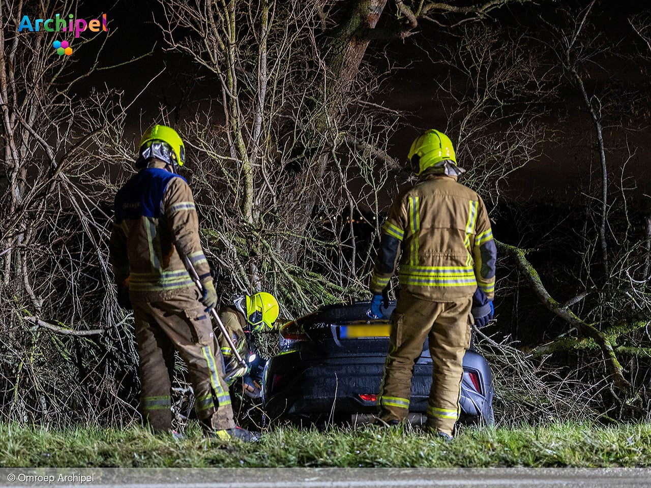 Auto raakt van weg, bestuurder en baby naar ziekenhuis