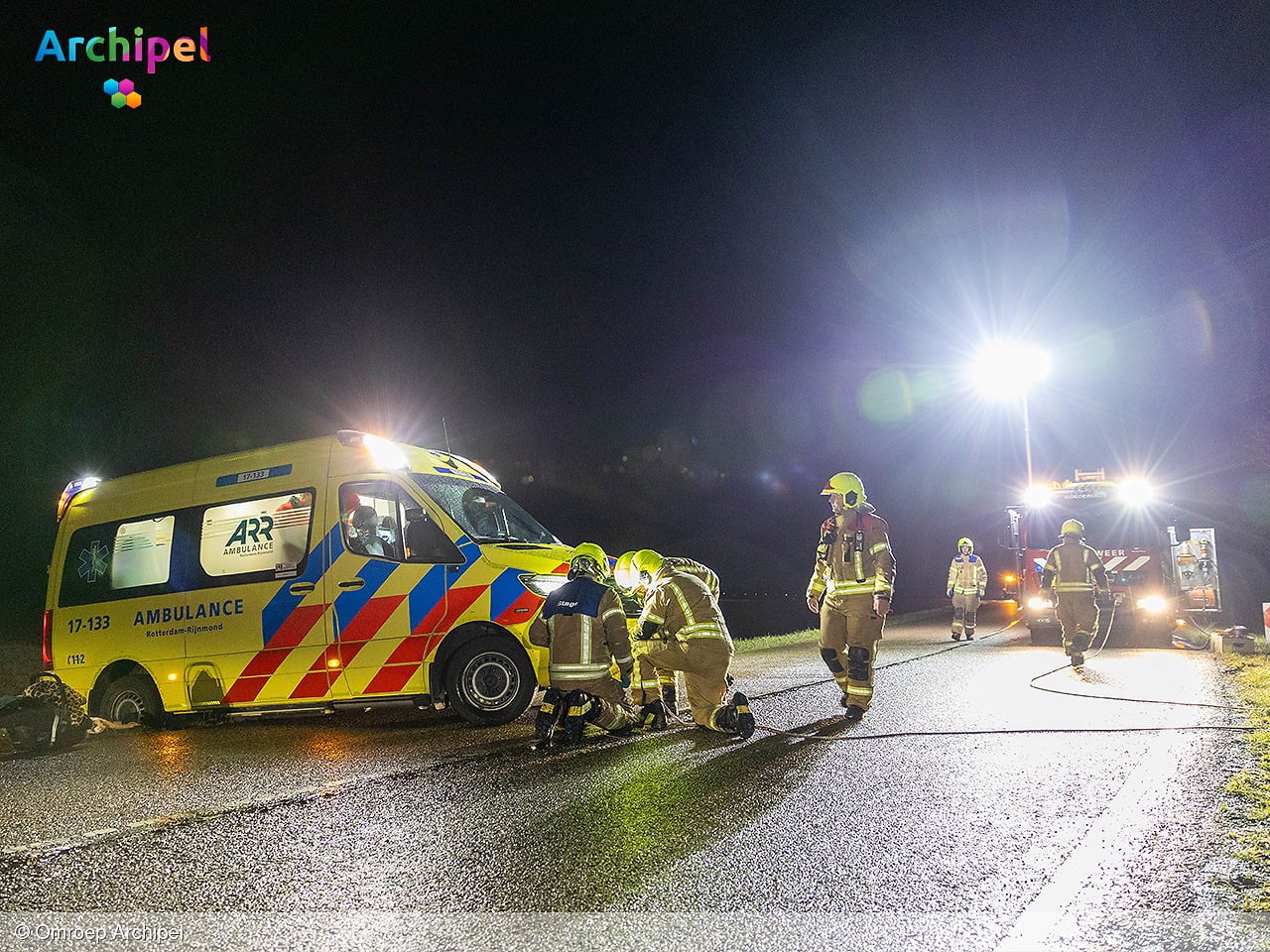 Auto raakt van weg, bestuurder en baby naar ziekenhuis