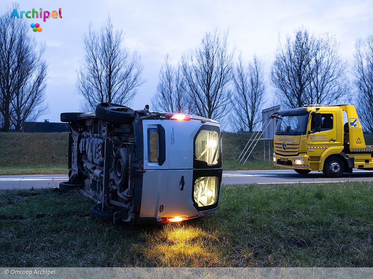 Bestelbus kantelt door botsing op N57