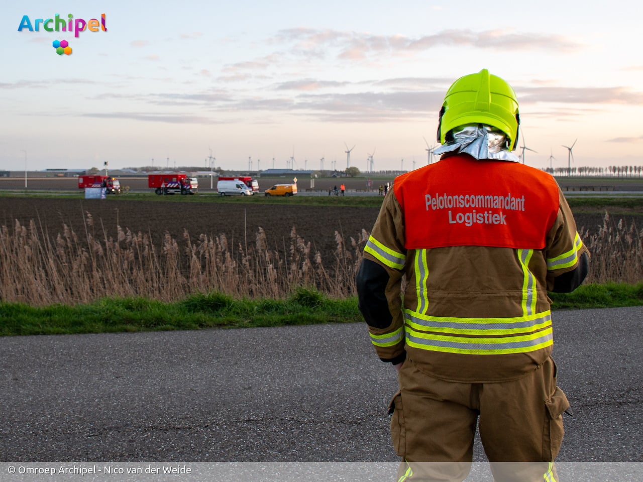 Vlammen slaan uit dak van brandende loods
