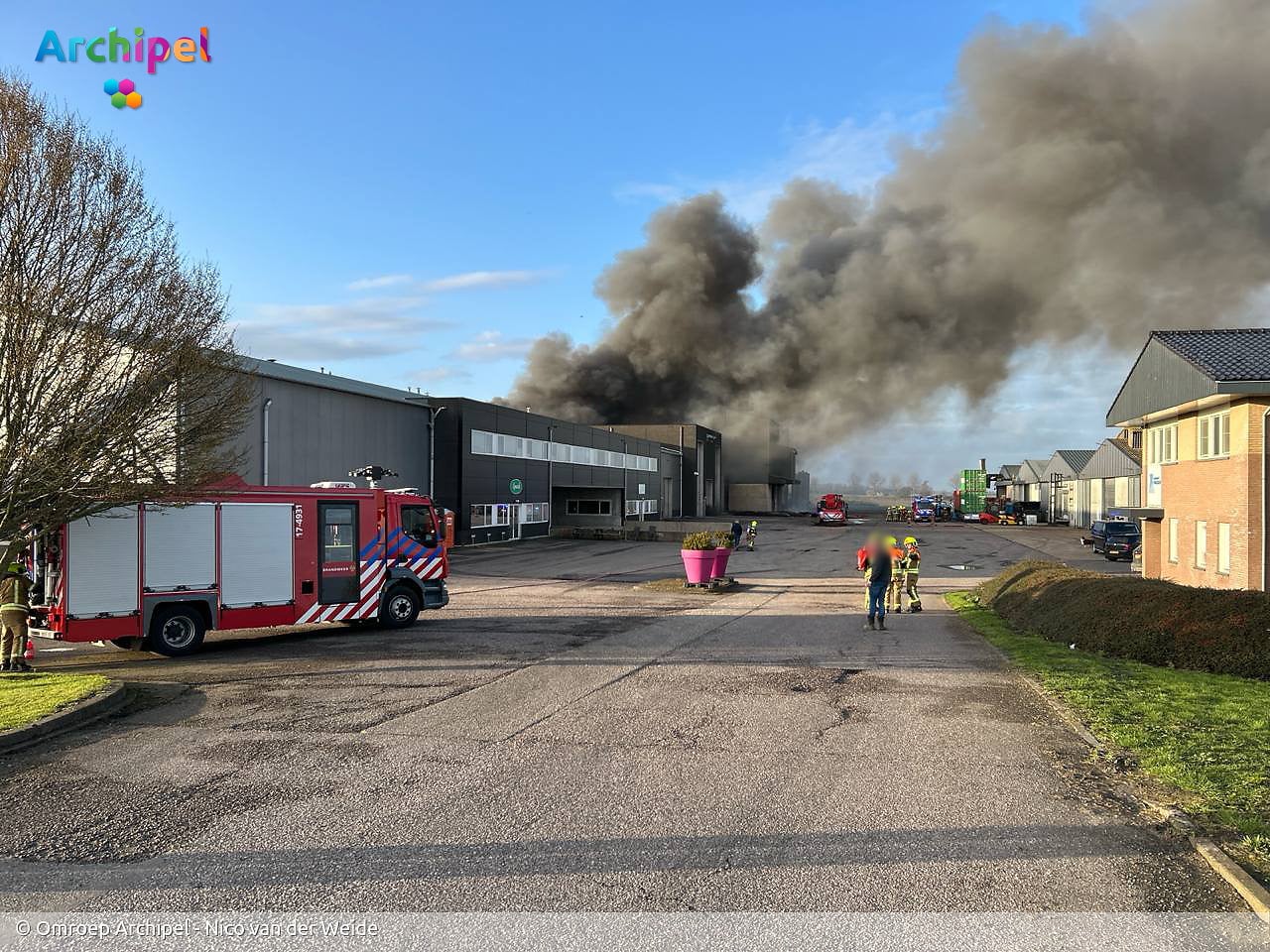 Vlammen slaan uit dak van brandende loods