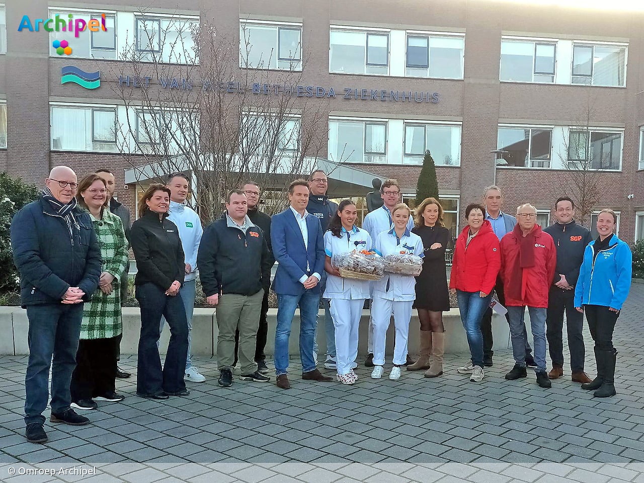 Politici verrassen zorgpersoneel met kruudplaetjes