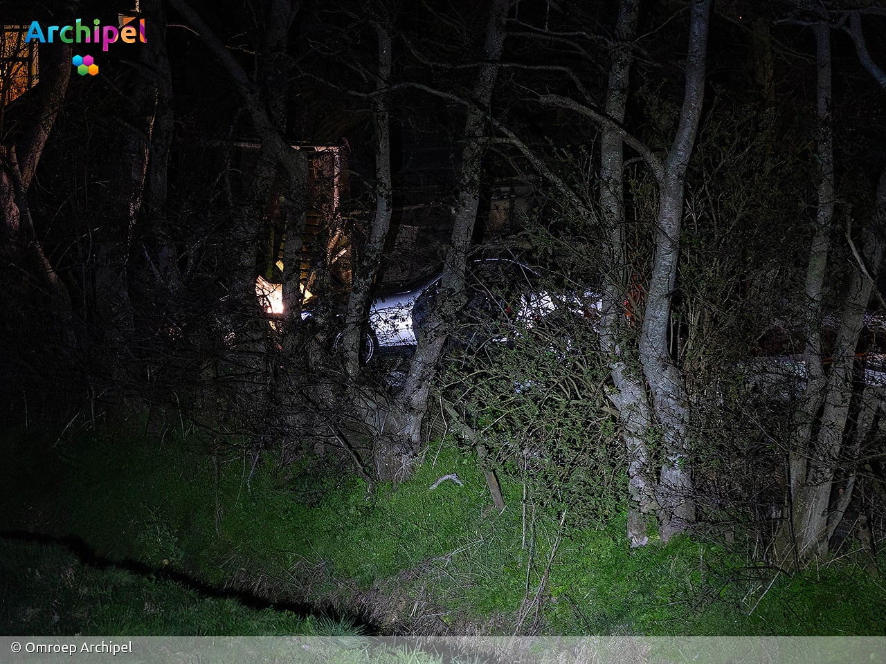 Bestuurder mist bocht en rijdt tuin in