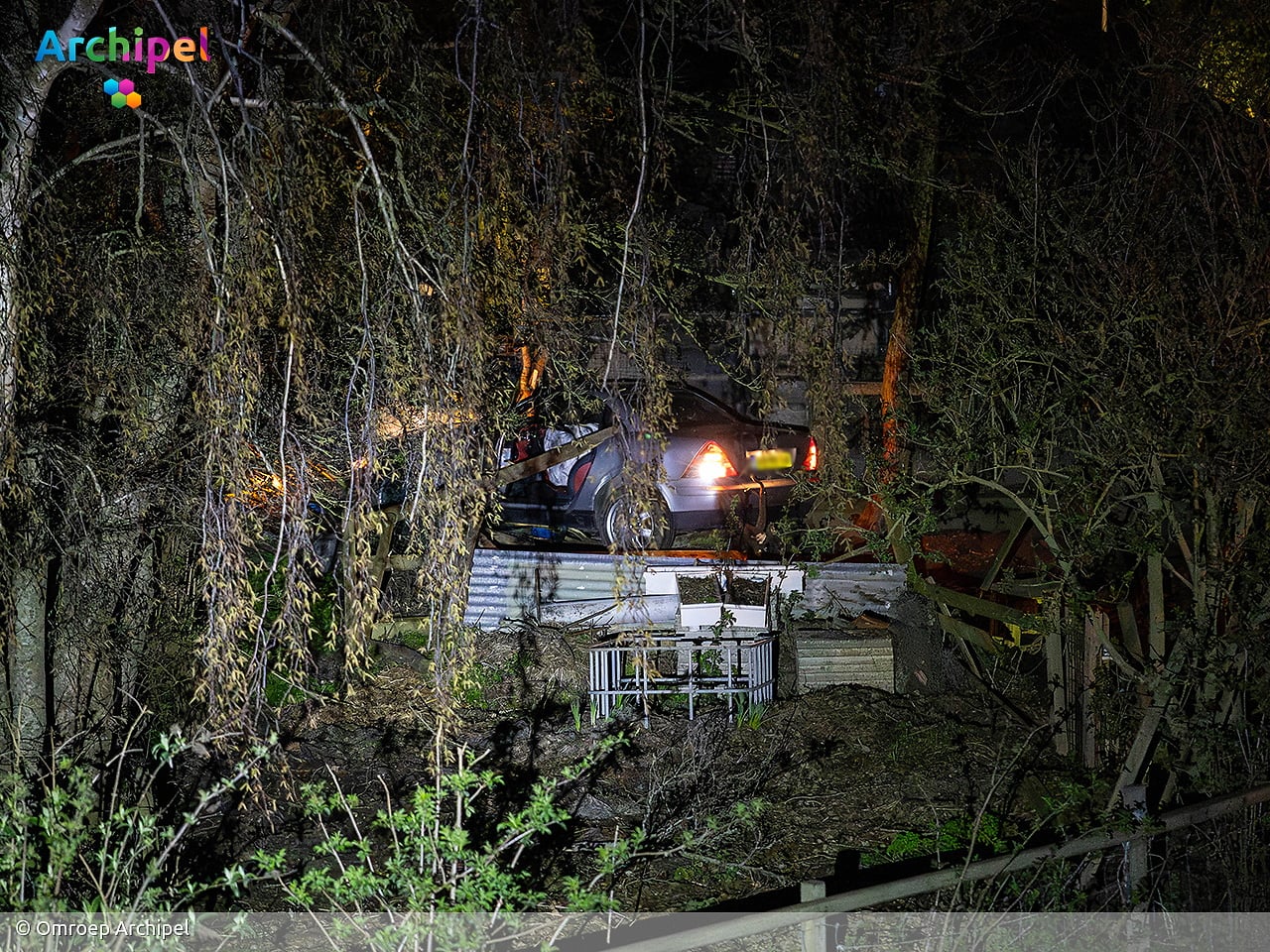 Bestuurder mist bocht en rijdt tuin in
