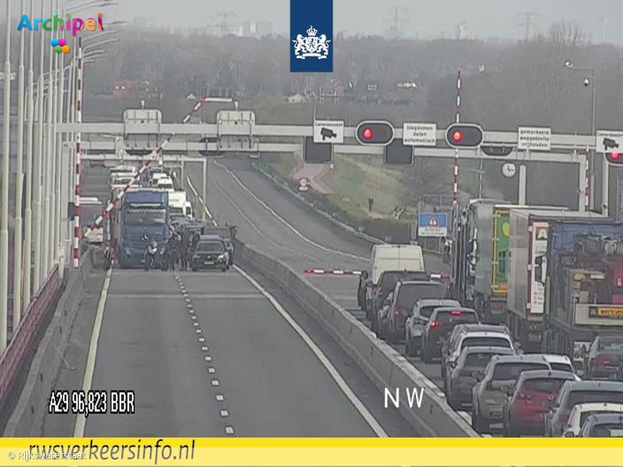 Files door aangereden slagboom Haringvlietbrug