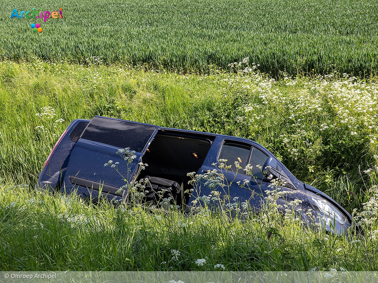 Bestelbus belandt van Oudelandsedijk bij Dirksland