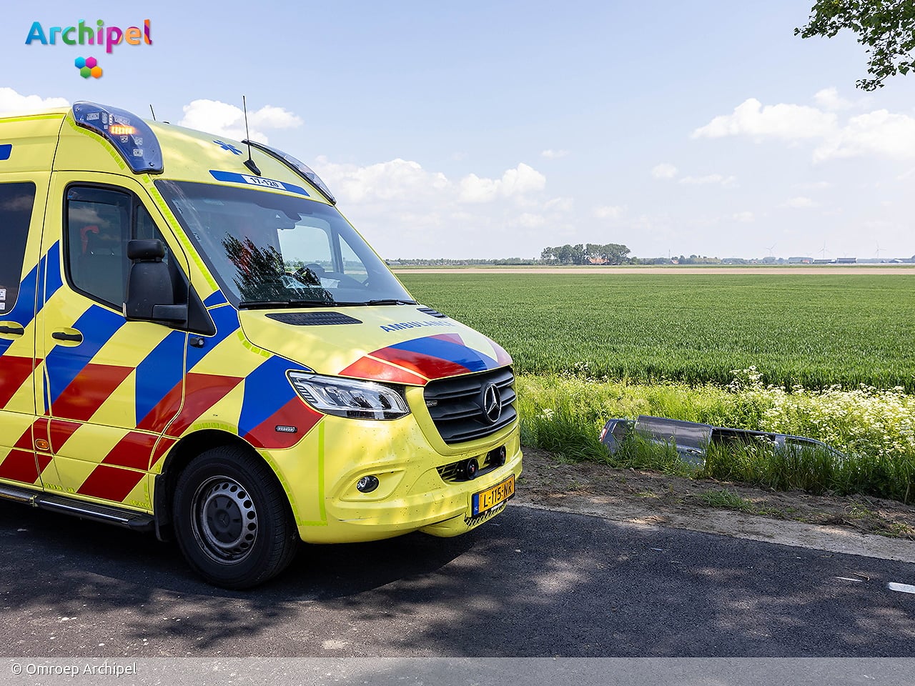 Bestelbus belandt van Oudelandsedijk bij Dirksland