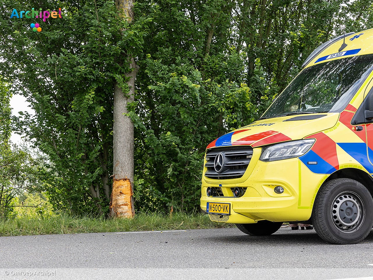 Brandweer bevrijdt bestuurder uit auto na crash tegen boom