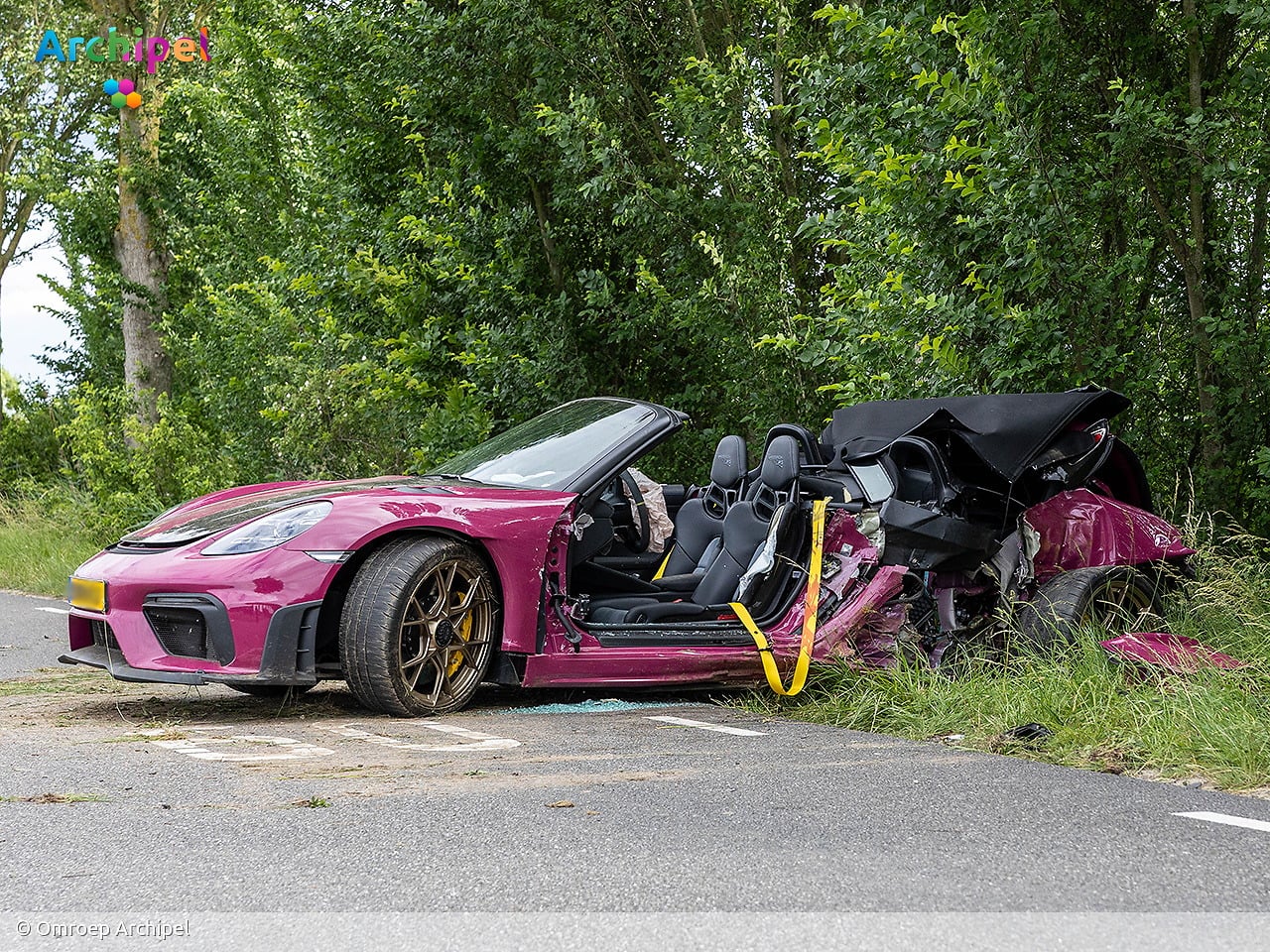 Brandweer bevrijdt bestuurder uit auto na crash tegen boom
