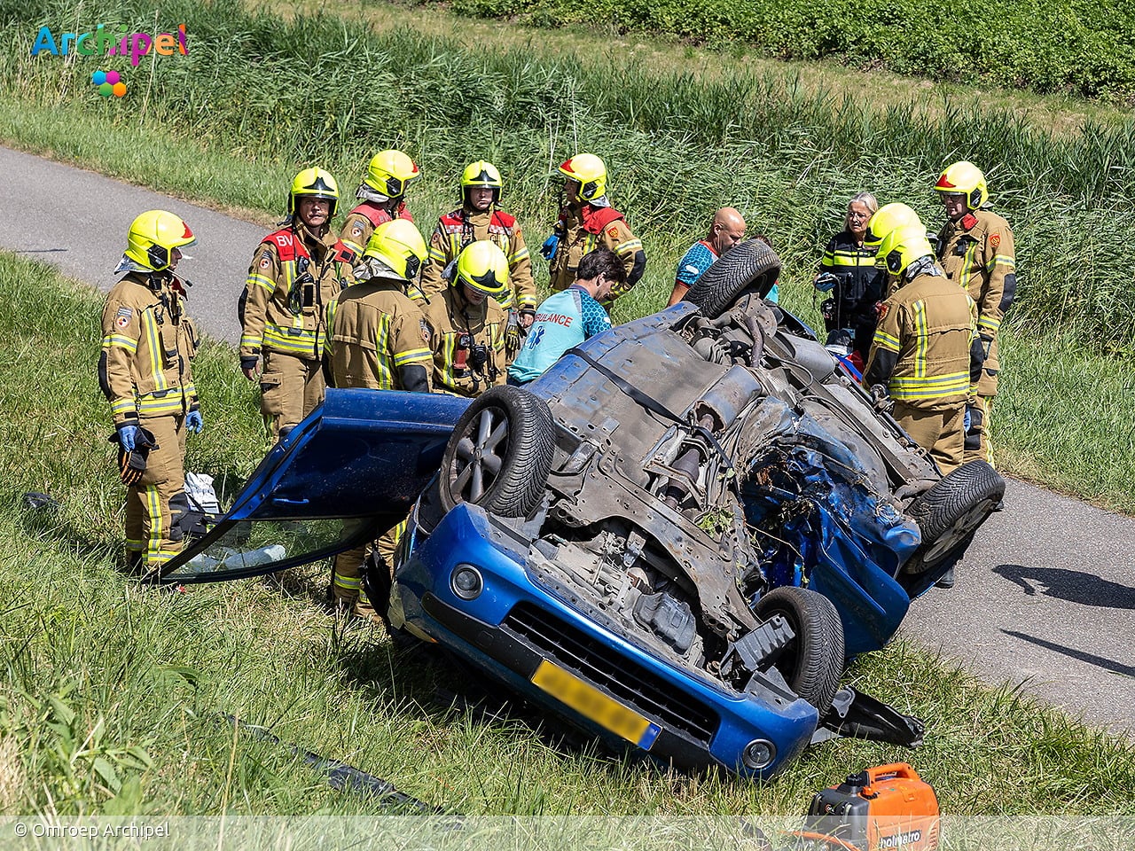 Auto op de kop na botsing tegen boom, bestuurder zwaargewond