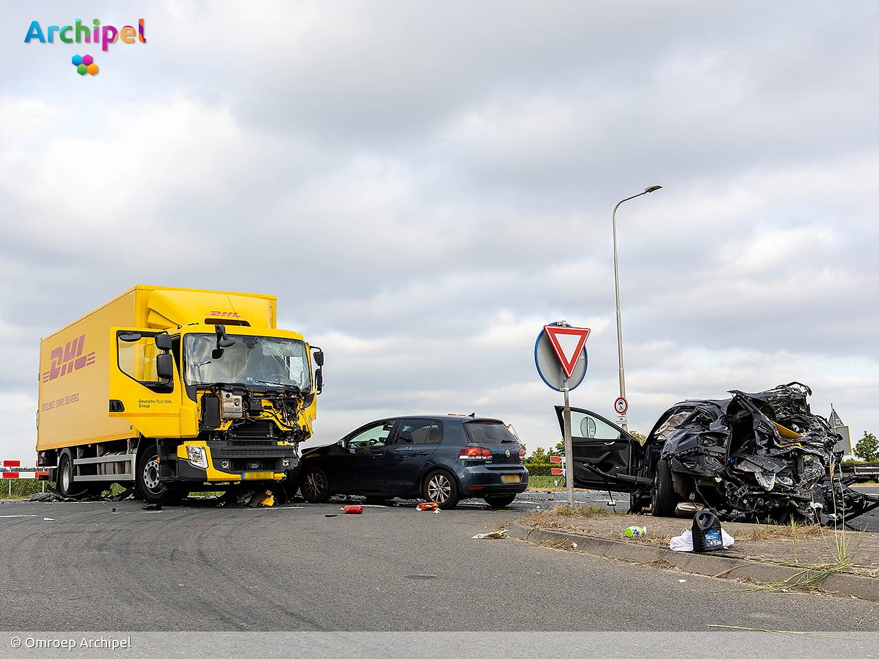 Twee gewonden bij ongeval met vrachtwagen en twee auto's