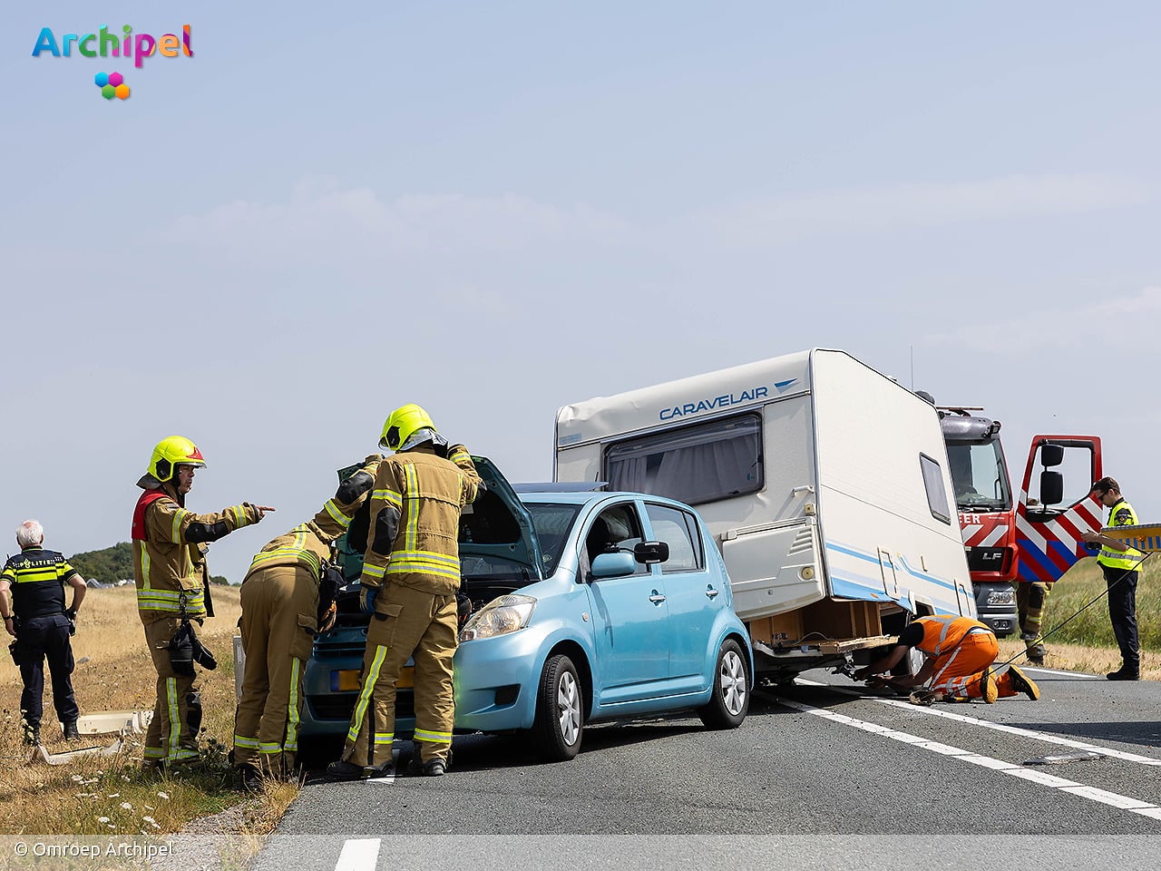 Auto met caravan gekanteld op N57 bij Ouddorp