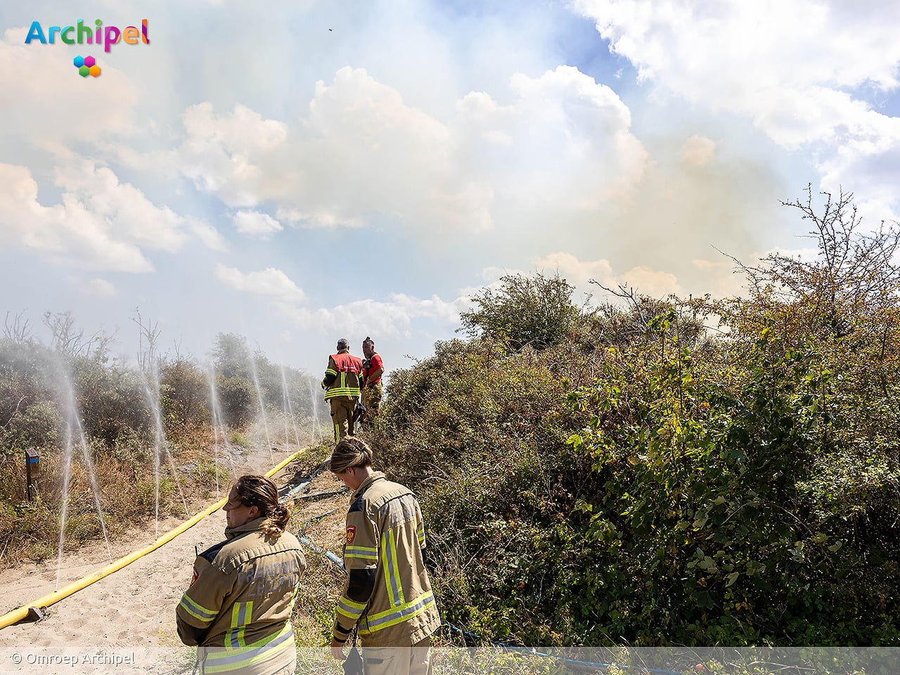 Natuurbrand Ouddorp opgeschaald naar GRIP 2, brandweerman gewond