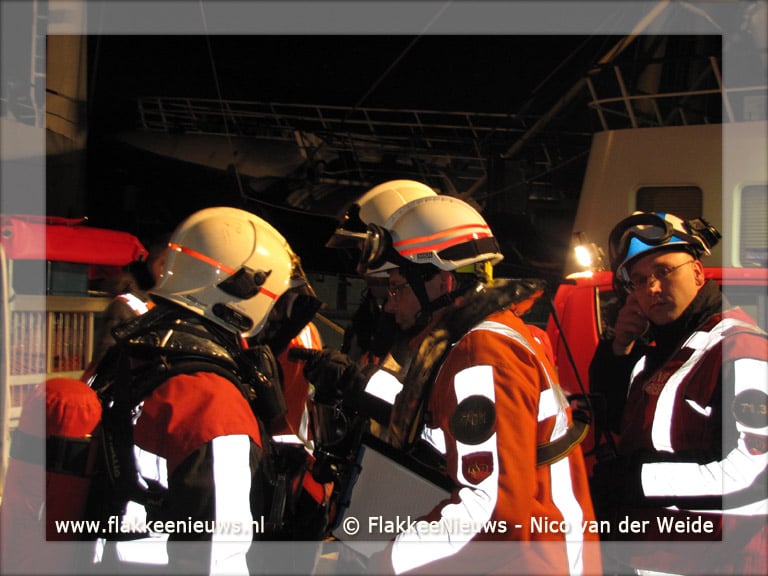 Brandweer oefent scheepsbrandbestrijding in Stellendam