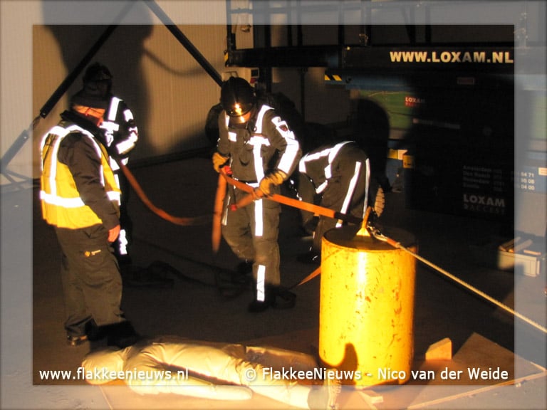 Brandweer oefent scheepsbrandbestrijding in Stellendam