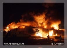 Bedrijfsverzamelgebouw gaat in vlammen op