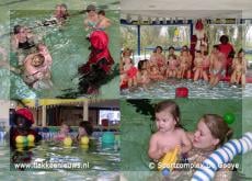 Zwarte piet te water bij het babyzwemmen