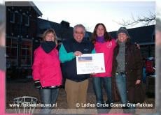 Cheque voor stichting Doe Een Wens