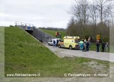 Auto rijdt van de weg bij tunnel