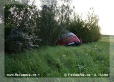 Auto uit de bocht bij Stellendam