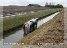Auto van de dijk bij Dirksland