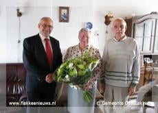 Echtpaar Van Putten-Westdijk ontvangt burgemeester Oostflakkee