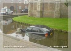 Auto in de kerkgracht