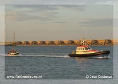 Bootje vastgelopen op het strand