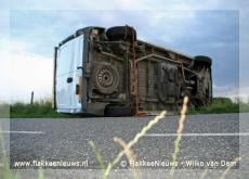 Bus op zijn kant na slippartij