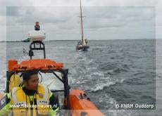 KNRM naar vaartuig aan de grond en vuurpijl