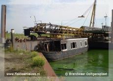 Leegstaande woonboot uitgebrand