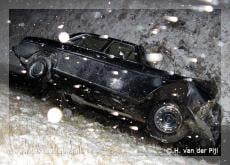 Auto in de sloot bij Den Bommel
