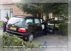Bestuurder rijdt met auto tuin in