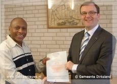 Burgemeester Stoop reikt bewijs van Nederlanderschap uit