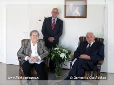 Burgemeester op bezoek bij bruidspaar Kroon-de Vos