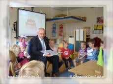 Burgemeester leest voor bij de Nobelaer in Oude-Tonge