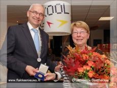 Bronzen gemeentepenning voor mevrouw Winkels