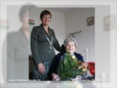 Burgemeester bezoekt 101-jarige mevrouw van Splunter