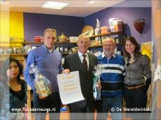 Wereldwinkel bedankt Omloop en de heer Maliepaard