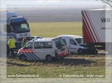 Aanrijding tussen twee vrachtwagens en bestelbusje