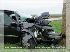 Bestuurder rijdt tegen boom op Tilsedijk