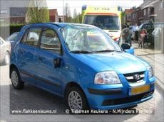 Auto op z'n kant na aanrijding