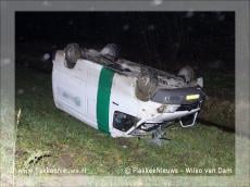 Bestelbus ondersteboven op parallelweg N59