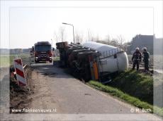 Tankwagen op z'n kant in Ouddorp