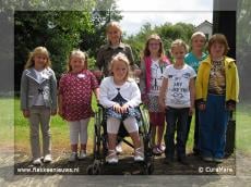 Kinderen geven vis cadeau aan ziekenhuis