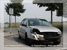 Auto tegen boom in Middelharnis