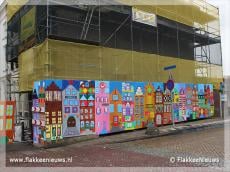 Lelijke bouwschutting versierd tot kunstwerk
