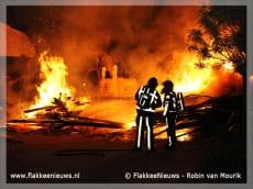 Sloopafval oude Ford garage in brand