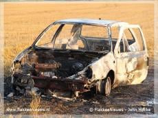 Auto brand uit op graanveld